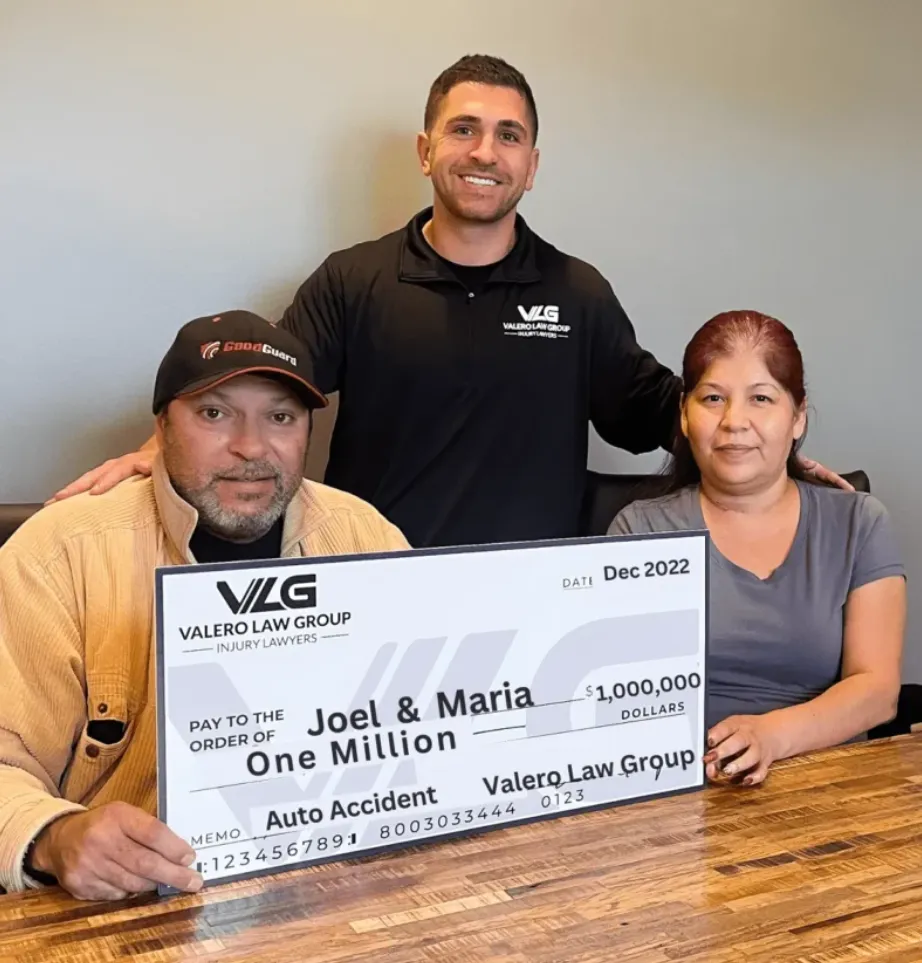 Joel y María con su cheque de $1 Millón